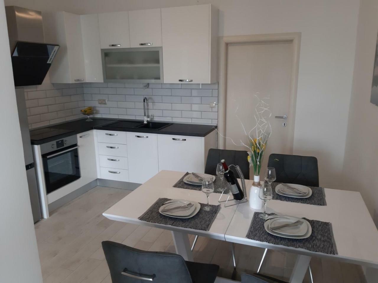 Lanelu Apartman Rogoznica  Exterior photo